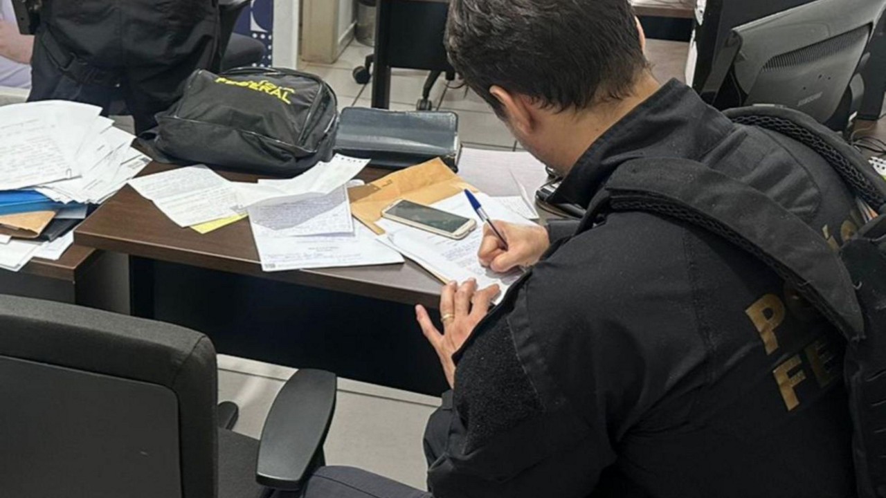 Foram cumpridos seis mandados de busca e apreensão em residências de agentes públicos e três mandados de prisão preventiva contra traficantes