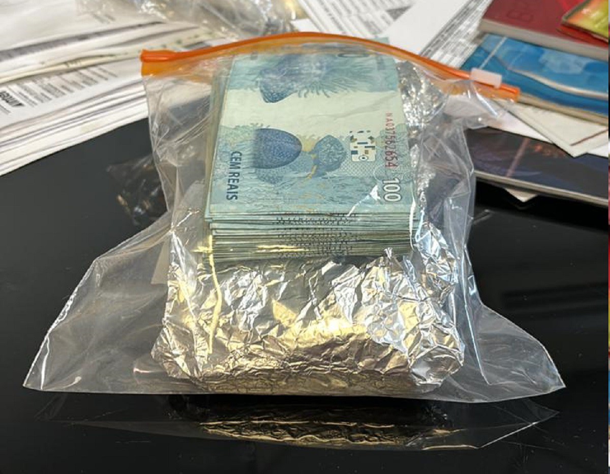Durante buscas, foram encontrados bolos de dinheiro enrolados em papel alumínio