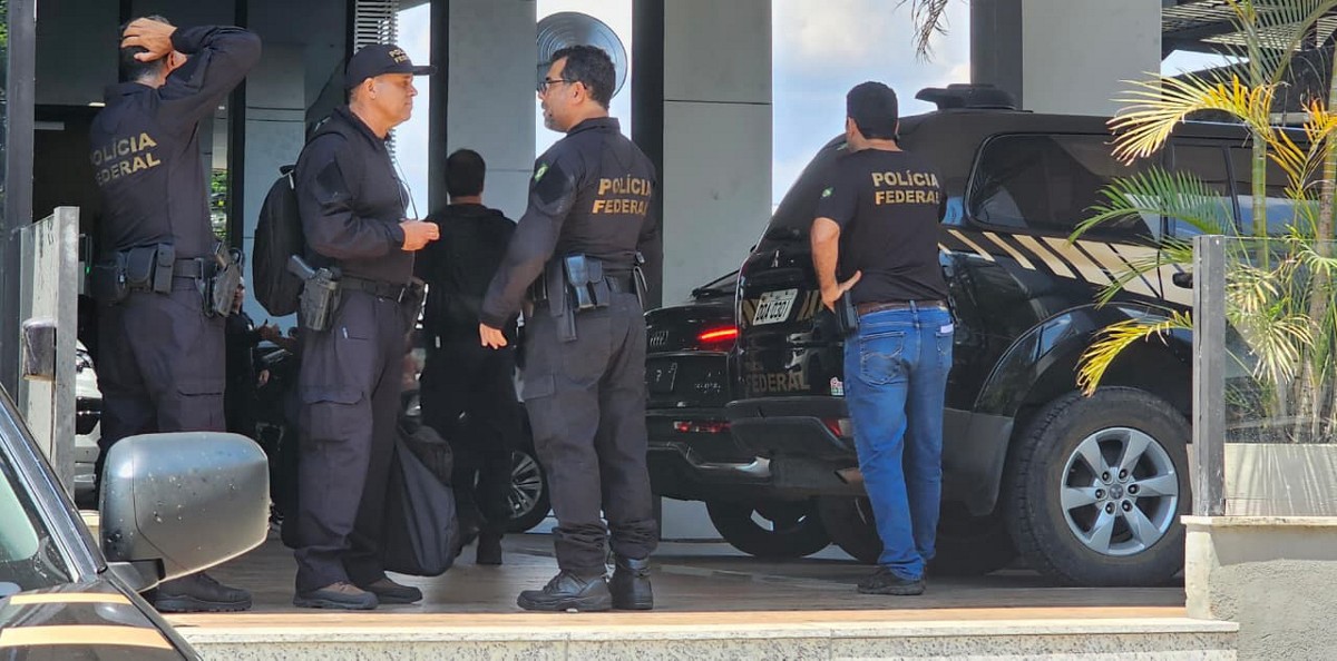 Policiais federais trabalham na Operação Rejeito