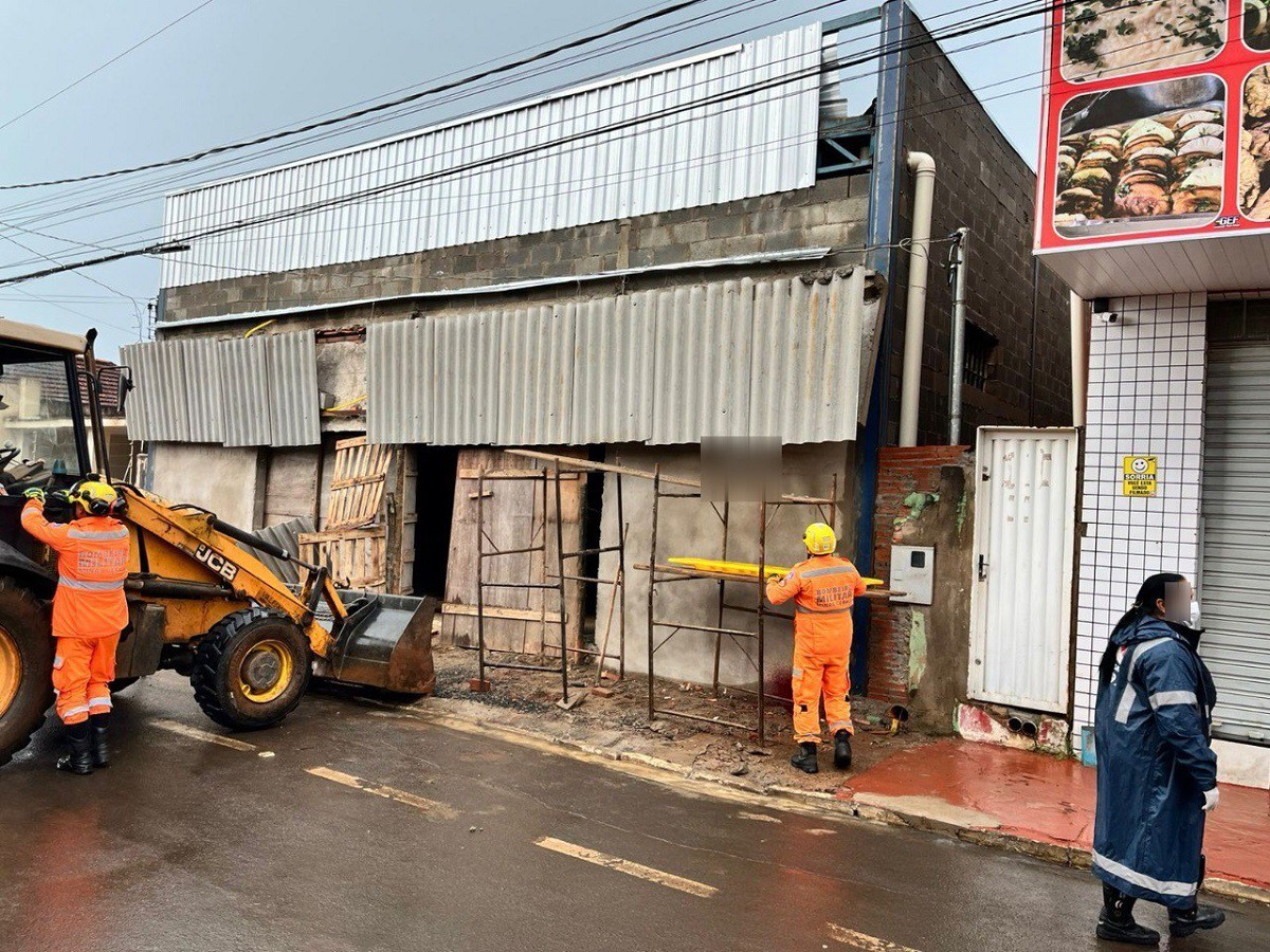 O trabalhador acabou prensado pela marquise recém construída