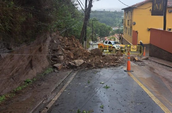 Deslizamento de terra causa interdição de rua no Morro do Gambá, em Ouro Preto 