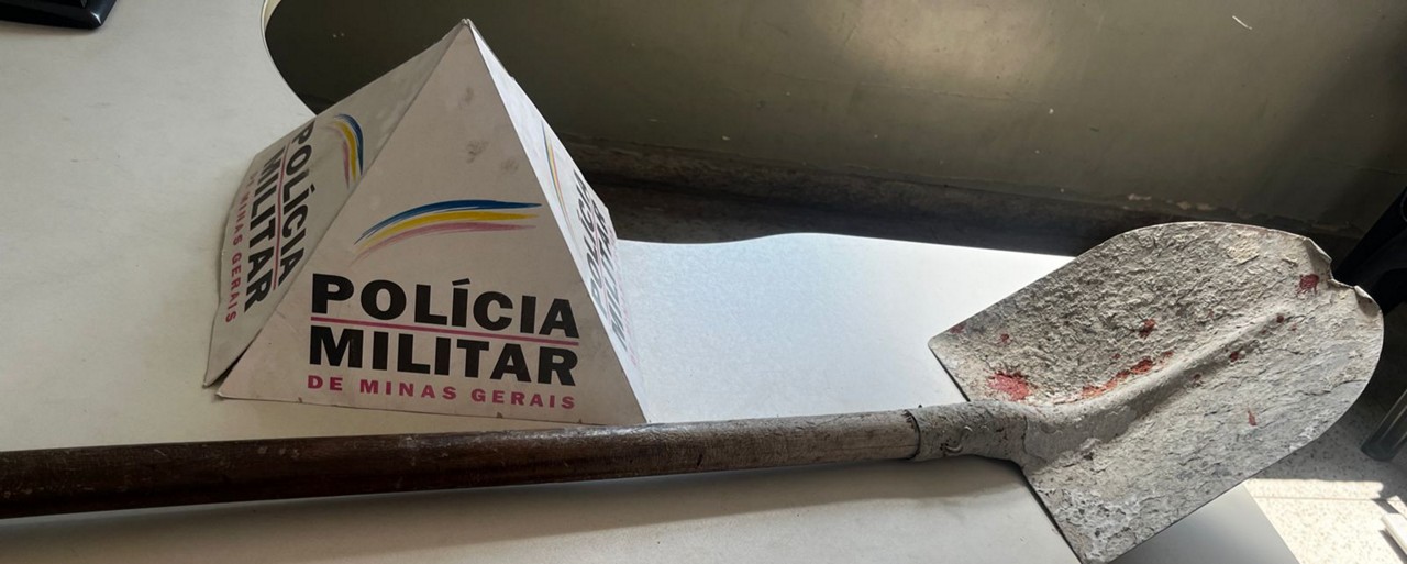 A pá usada no crime foi apreendida pela polícia. 