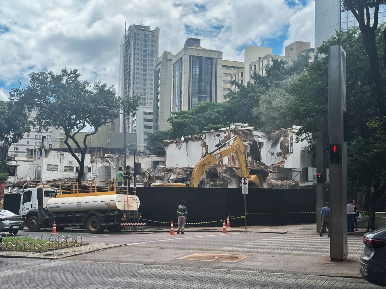 Imóvel da antiga Padaria Savassi, no bairro de mesmo nome, é demolido em BH