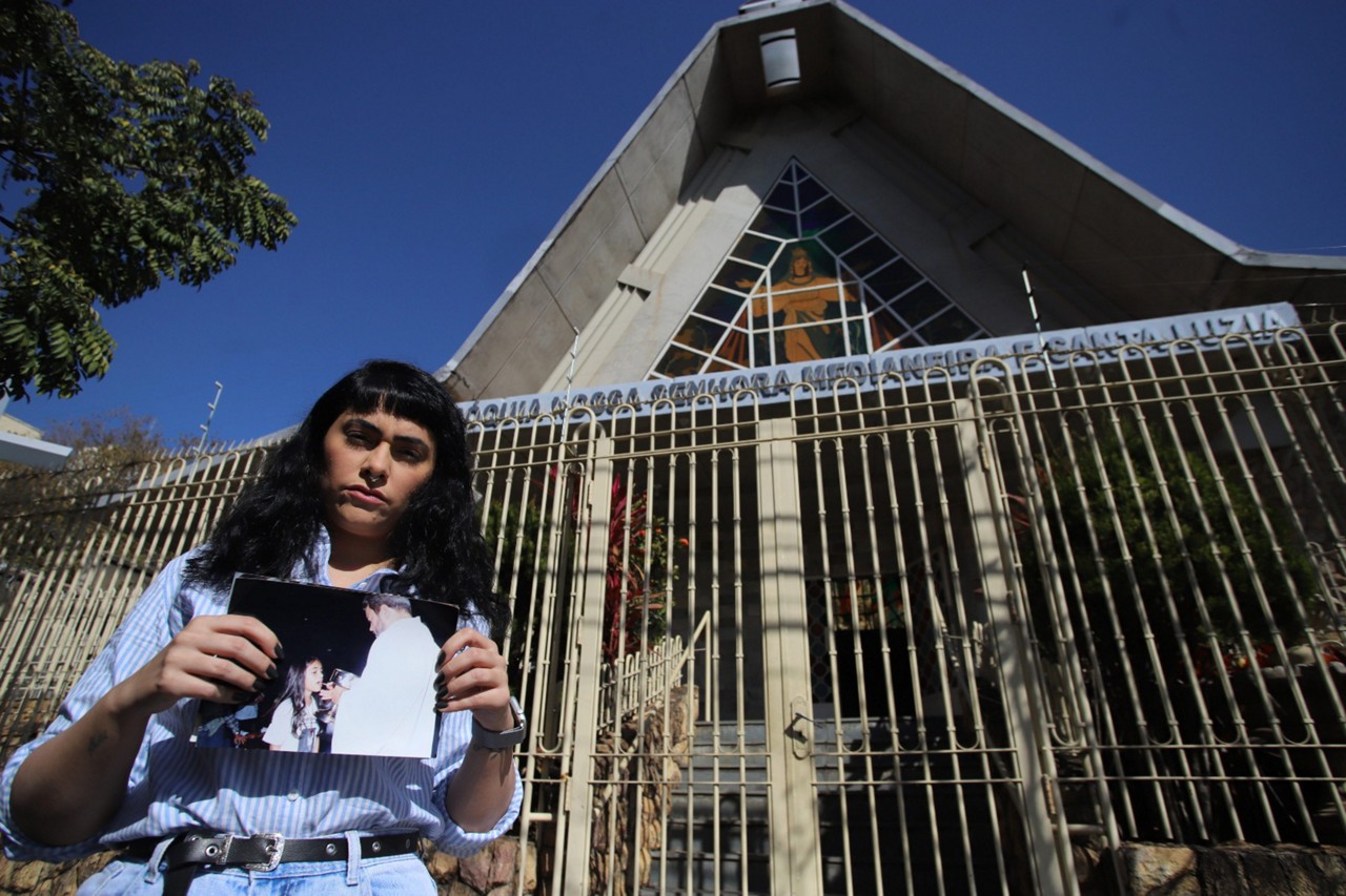 Carolina Freitas afirma ter sido abusada pelo padre Bernardino Batista dos Santo quando ela era criança