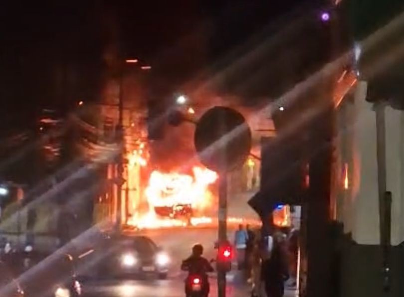 Incêndio atinge ônibus no bairro Padre Eustáquio, em BH  