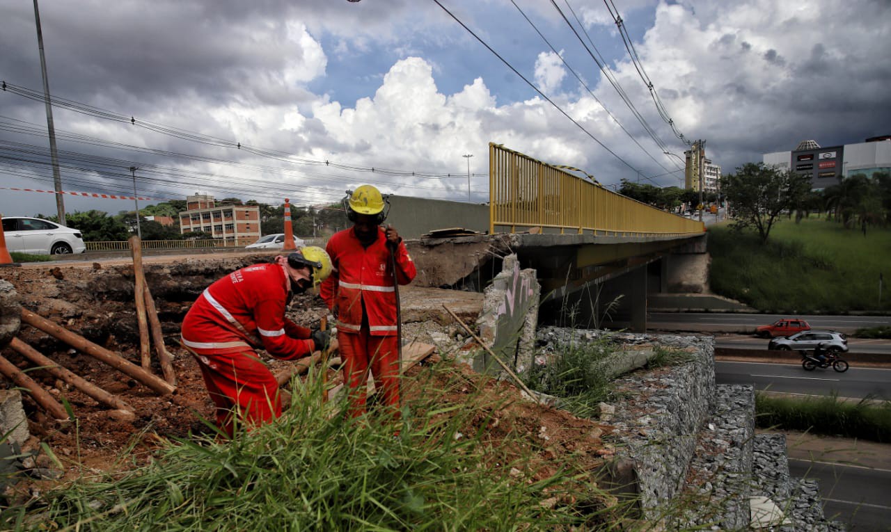 Imagens mostram trabalhadores atuando no local nesta segunda-feira (6 de janeiro)