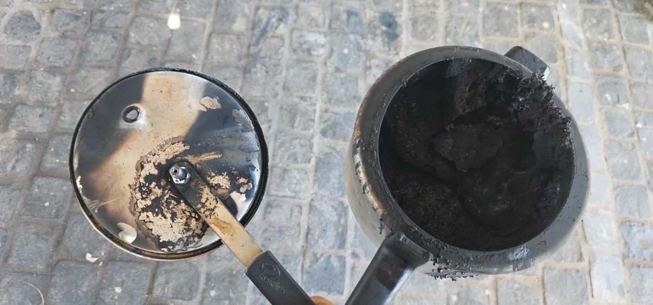 A panela de pressão secou completamente, causando o derretimento da válvula de alívio