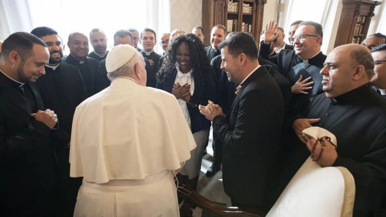 A jornalista Janaina Santos recebeu benção do papa Francisco entre os bispos