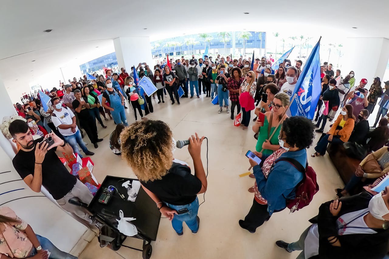 Servidores da educação se manifestam na Cidade Administrativa