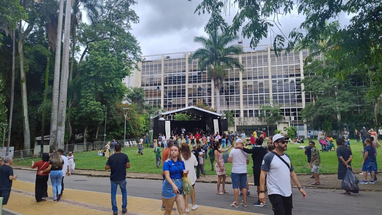 Um palco foi montado no gramado localizado ao lado do Palácio das Artes