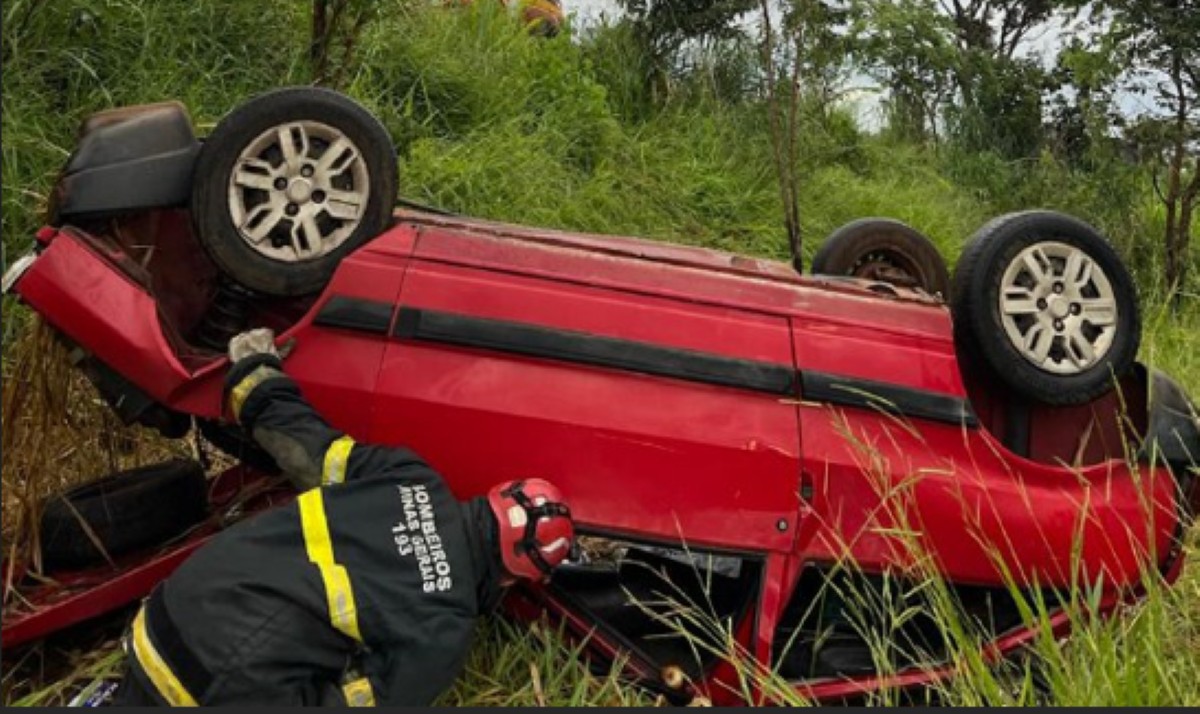 Passageiro foi ejetado após o carro capotar e faleceu no local; motorista estava consciente, porém desorientado depois da fatalidade 