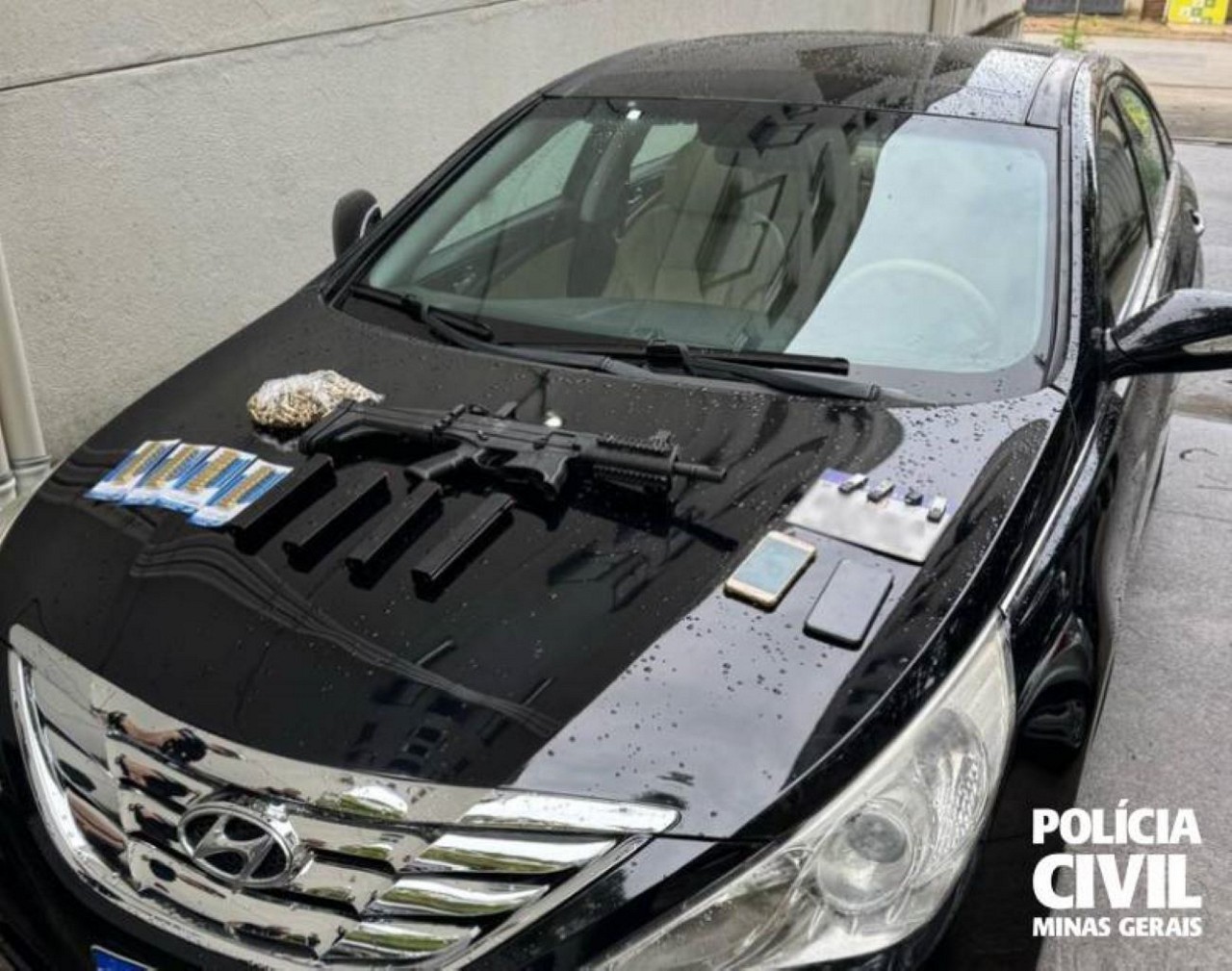 Arma de fogo, munições e veículo foram apreendidos durante ação em Santa Luzia