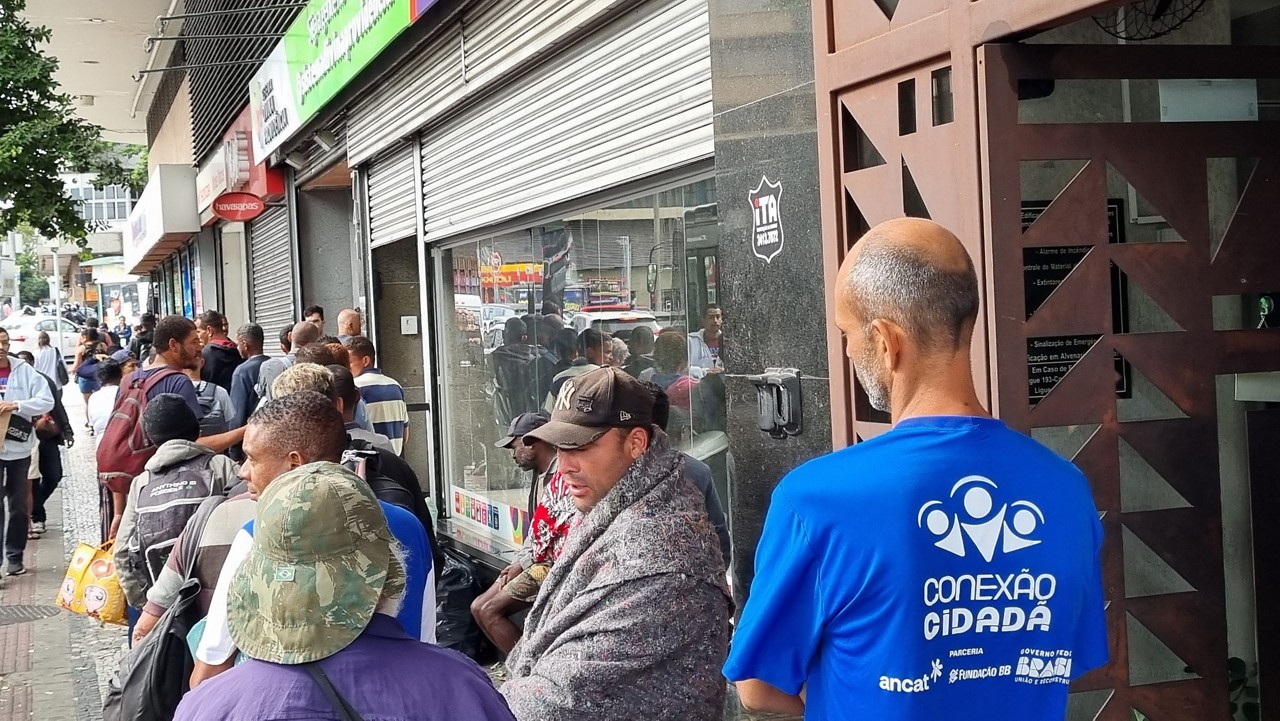 Pessoas em situação de rua formam fila para receber lanche e participar de atividades no centro de BH