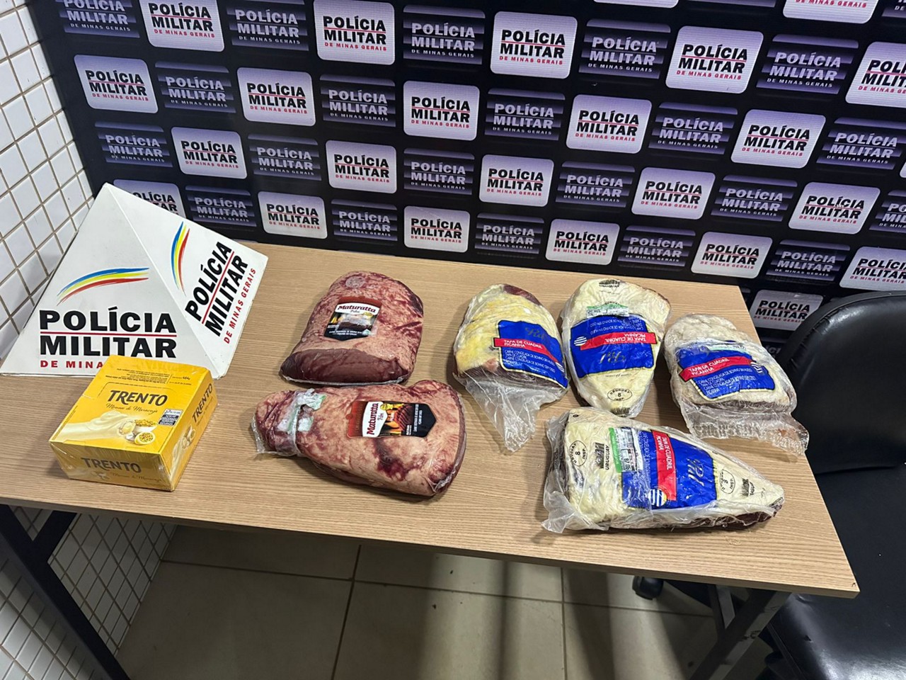 PM encontrou seis peças de picanha e uma caixa de chocolate dentro da mochila do suspeito 
