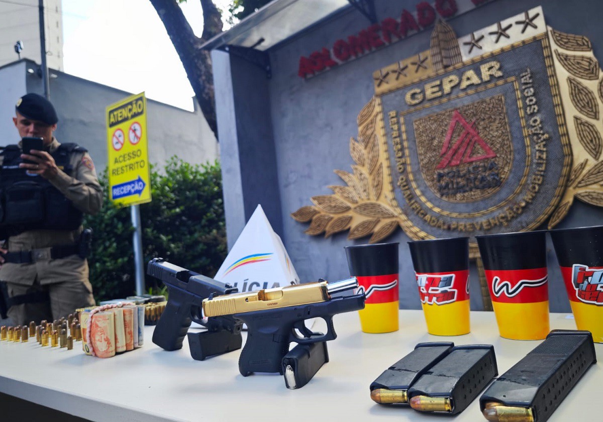 A arma folheada a ouro estava escondida em um fundo falso de um móvel planejado