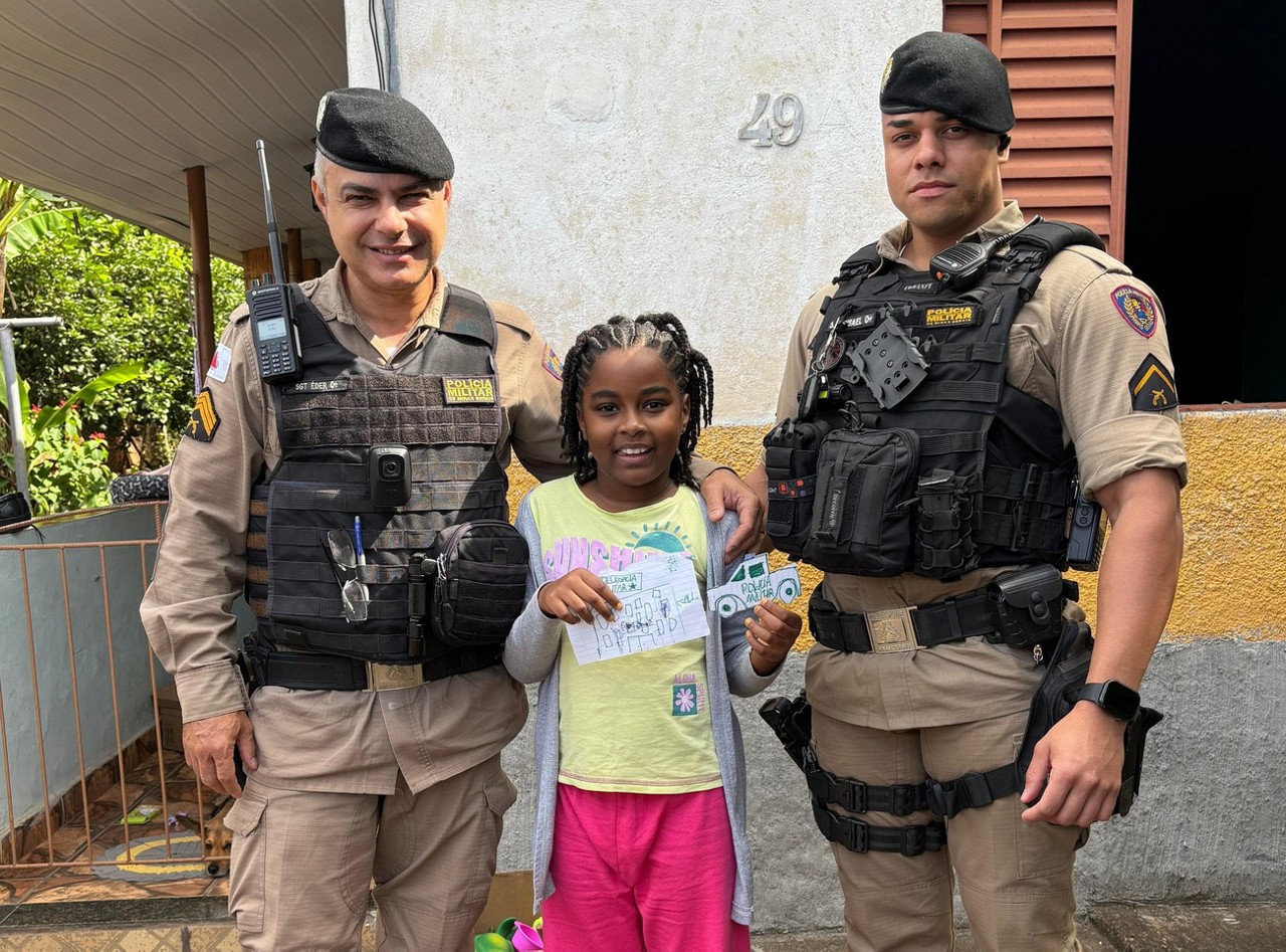 Maria Flor recebeu os policiais com muita alegria