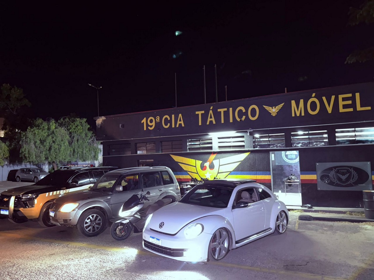 Polícia Militar encontrou um arsenal e diversas drogas com os criminosos 