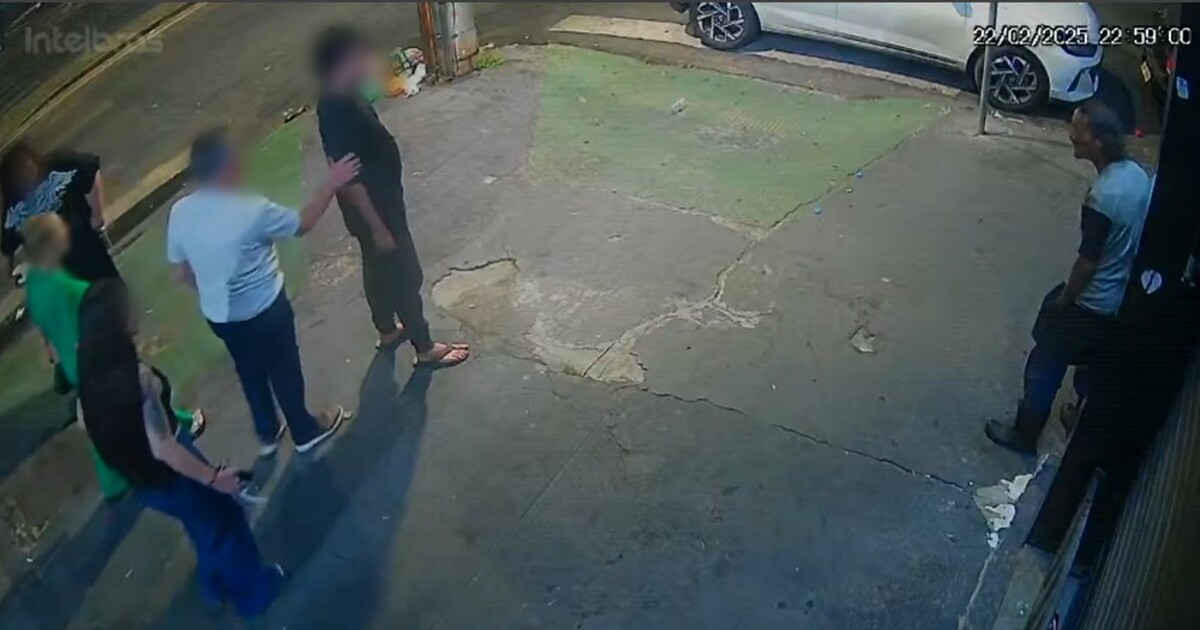 No vídeo, é possível ver que o policial para em frente à vítima, e os dois começam a discutir