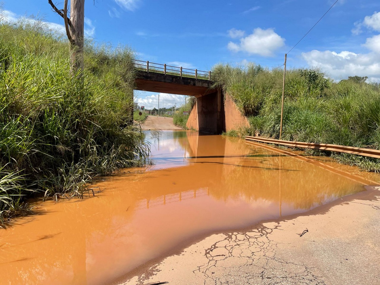 Foto mostra o local onde o rompimento da adutora interditou trecho