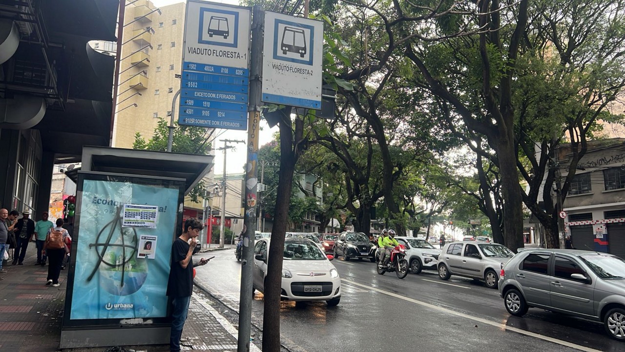 Alteração das linhas nos pontos de ônibus no centro de BH .Na foto avenida do Contorno 