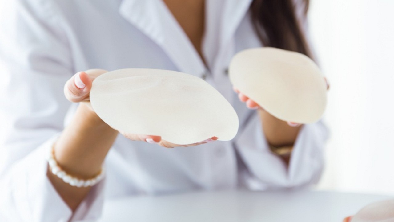 Ruptura de prótese mamário ocorreu dentro do prazo de garantia do produto 