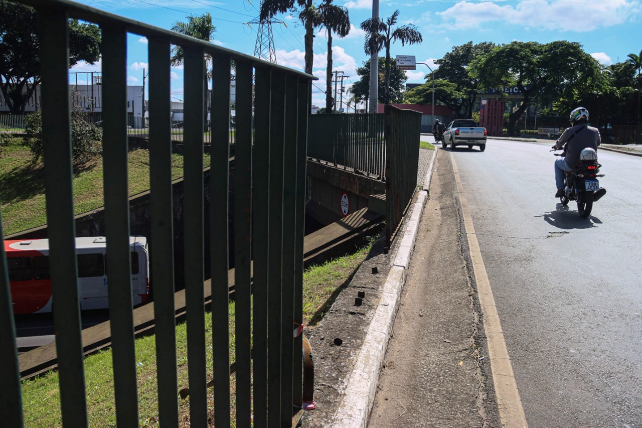 Falta de um gradil expõe pessoas ao risco de queda na trincheira sobre a avenida Cardeal Eugênio Pacelli