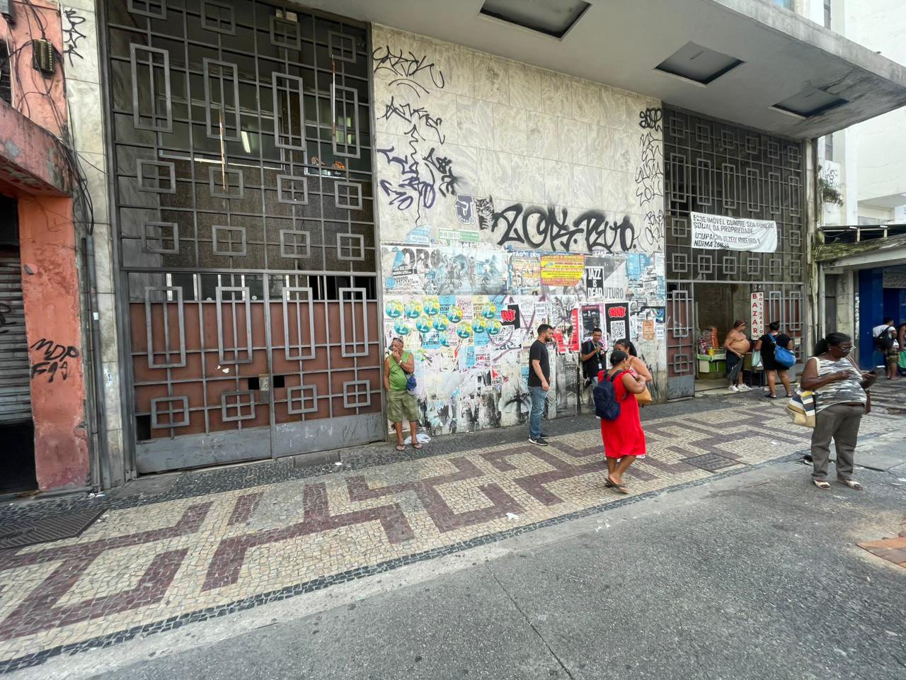A edificação passa por trâmites para que as famílias, que hoje vivem ali, possam dar início ao chamado Retrofit — reforma de prédios antigos desocupados