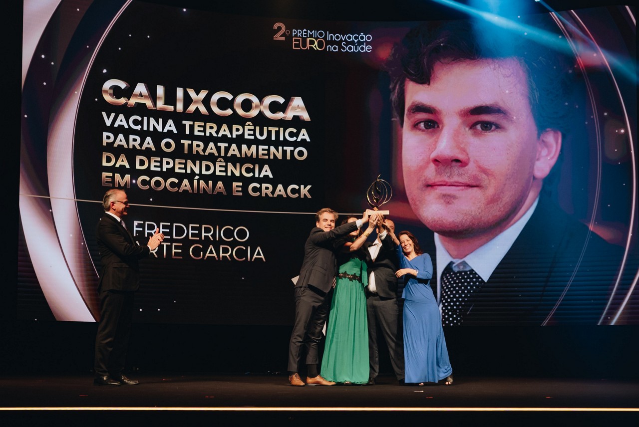 Foto dos envolvidos na pesquisa recebendo o prêmio foi uma das "provas" anexadas ao processo