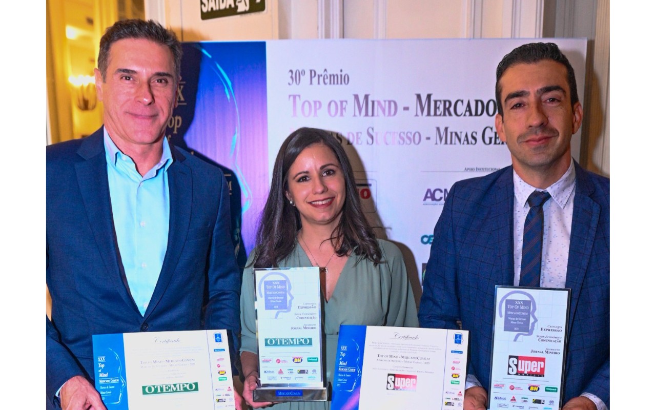 Na foto, o diretor comercial Marcelo Mota, a vice-presidente Marina Medioli, o editor executivo Juvercy Junior durante a cerimônia de premiação