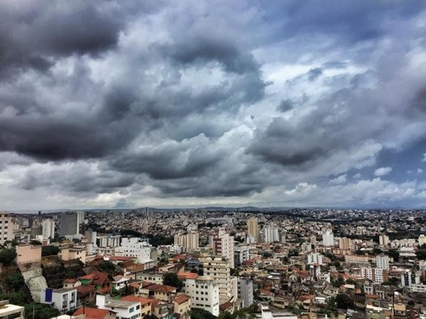  há previsão de chuvas acompanhadas de raios e rajadas de vento 
