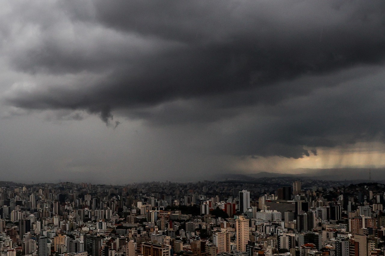Volume de chuva em Minas Gerais pode ultrapassar 50 mm/h nesta terça