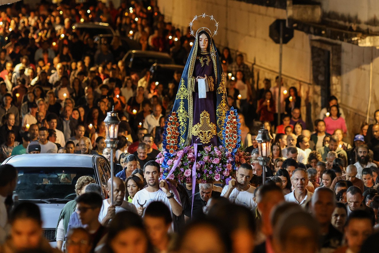 Fiéis madrugaram para seguir procissão
