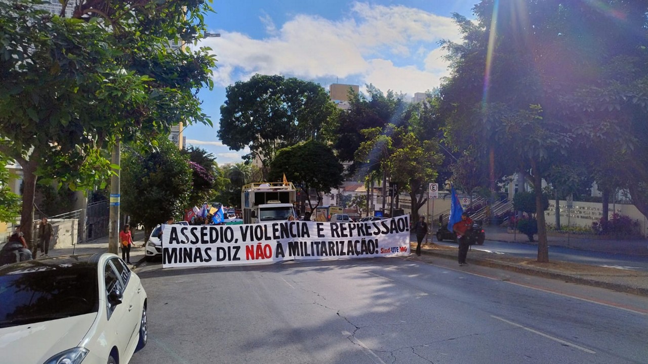 Professores protestam contra programa de escolas cívico-militares de Zema no centro de BH