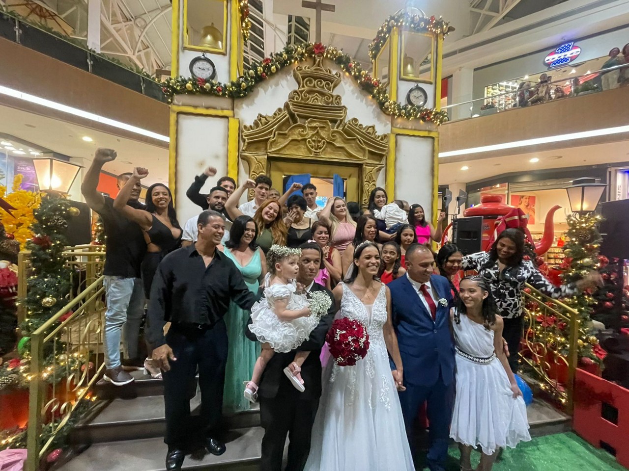 Andreza e Fábio se casam em cerimônia no Minas Shopping  