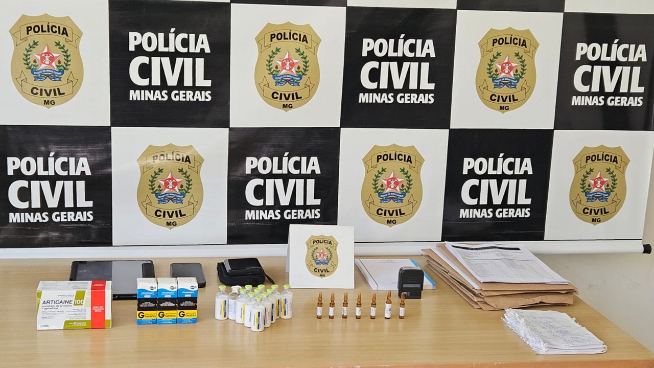 Anestésico que só poderia ser utilizado por médicos em ambientes hospitalares foram encontrados na casa do dentista. Carimbos e blocos de médicos que prescrevem receitas para pacientes também foram apreendidos 