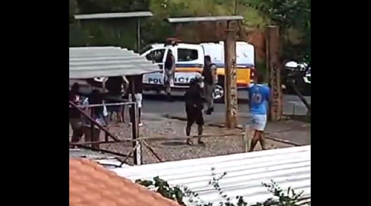 Vídeo mostra policiais atirando balas de borracha contra os manifestantes