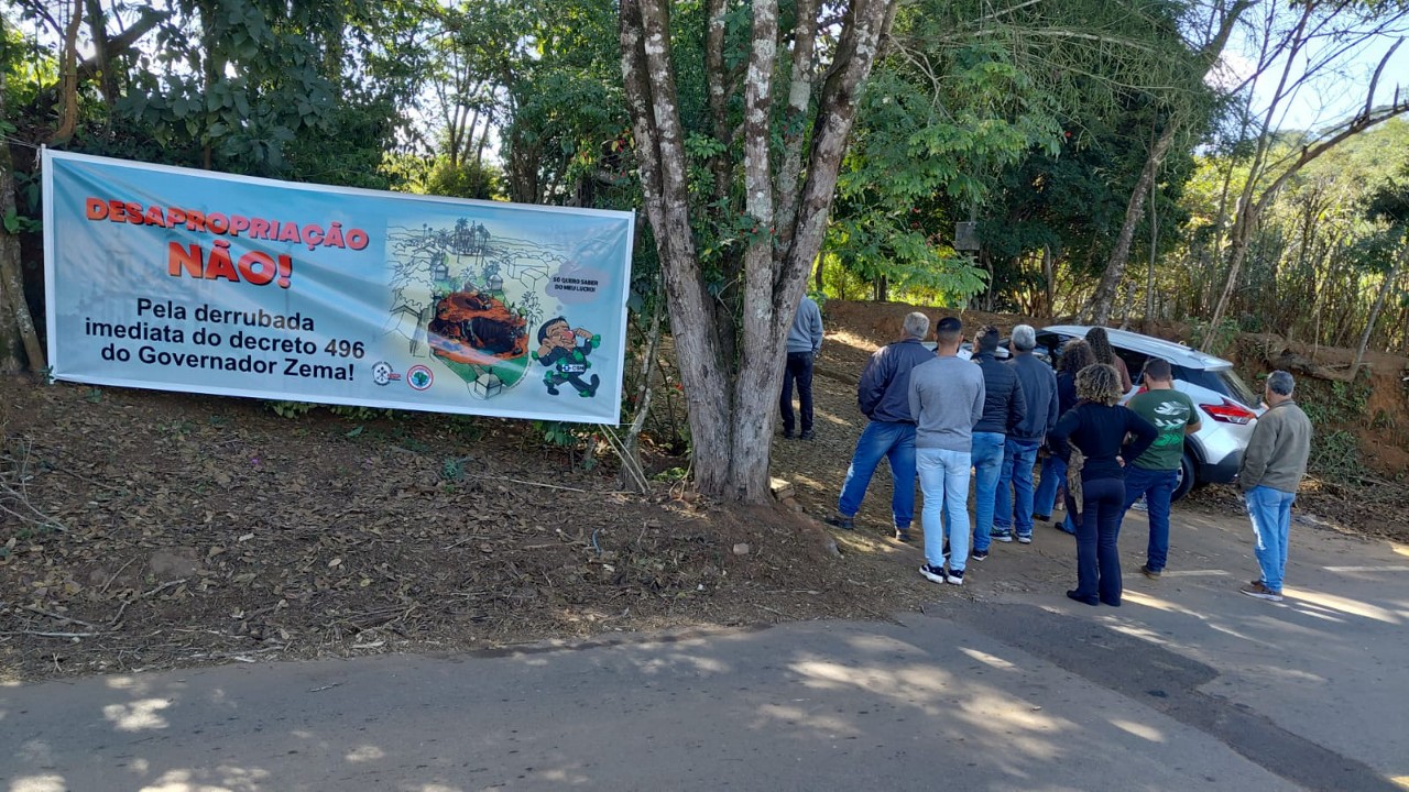 População da comunidade se manifestou contra a desapropriação nesta quarta (9)