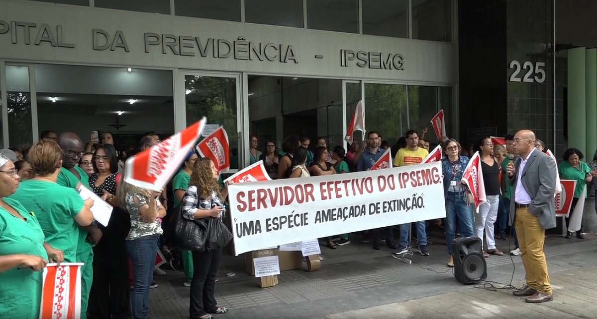 Protesto aconteceu em frente ao hospital que atende aos servidores do governo de Minas Gerais