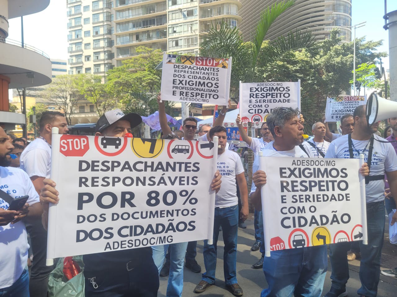 Despachantes veiculares documentalistas de BH e região protestam em frente à UAI Praça Sete. 