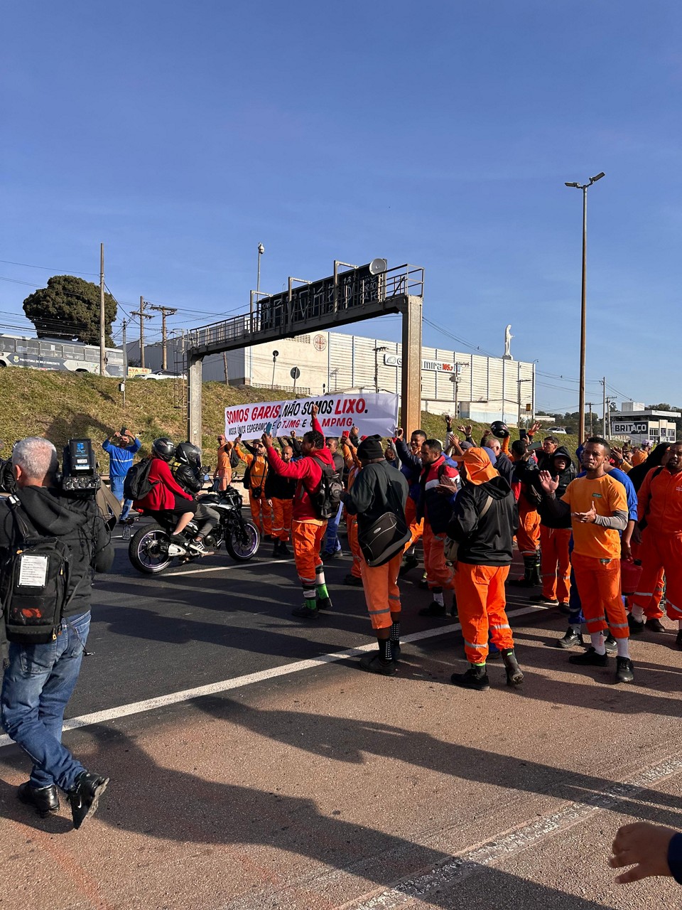 Protesto reuniu garis da empresa que Laudemir trabalhava