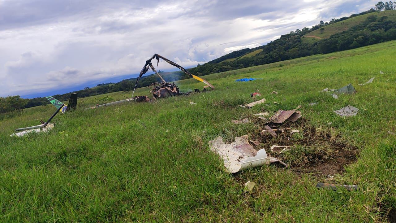Helicóptero caiu com três pessoas a bordo no interior de MG  