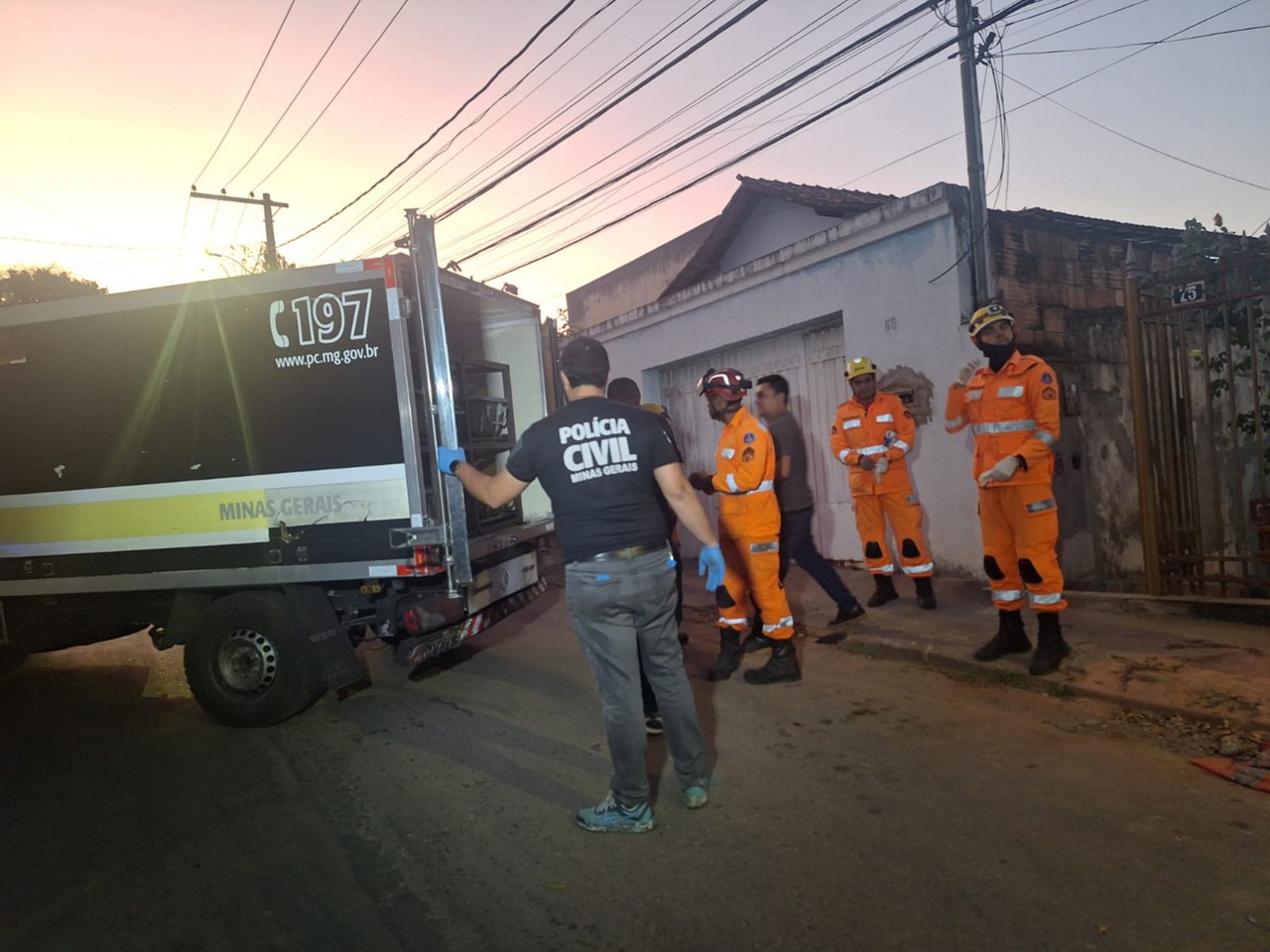 Corpo da vítima foi levado pela Polícia Civil 