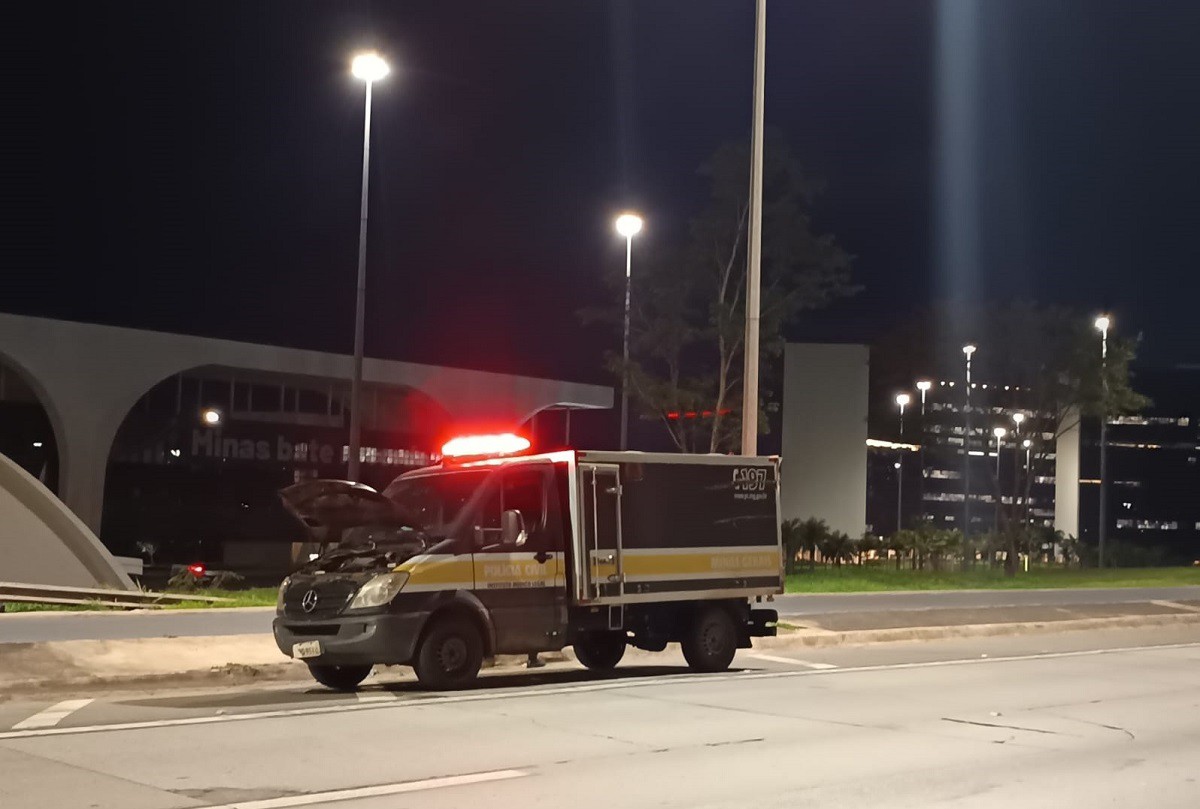 Foto mostra um dos rabecões da Grande BH estragado em frente à Cidade Administrativa