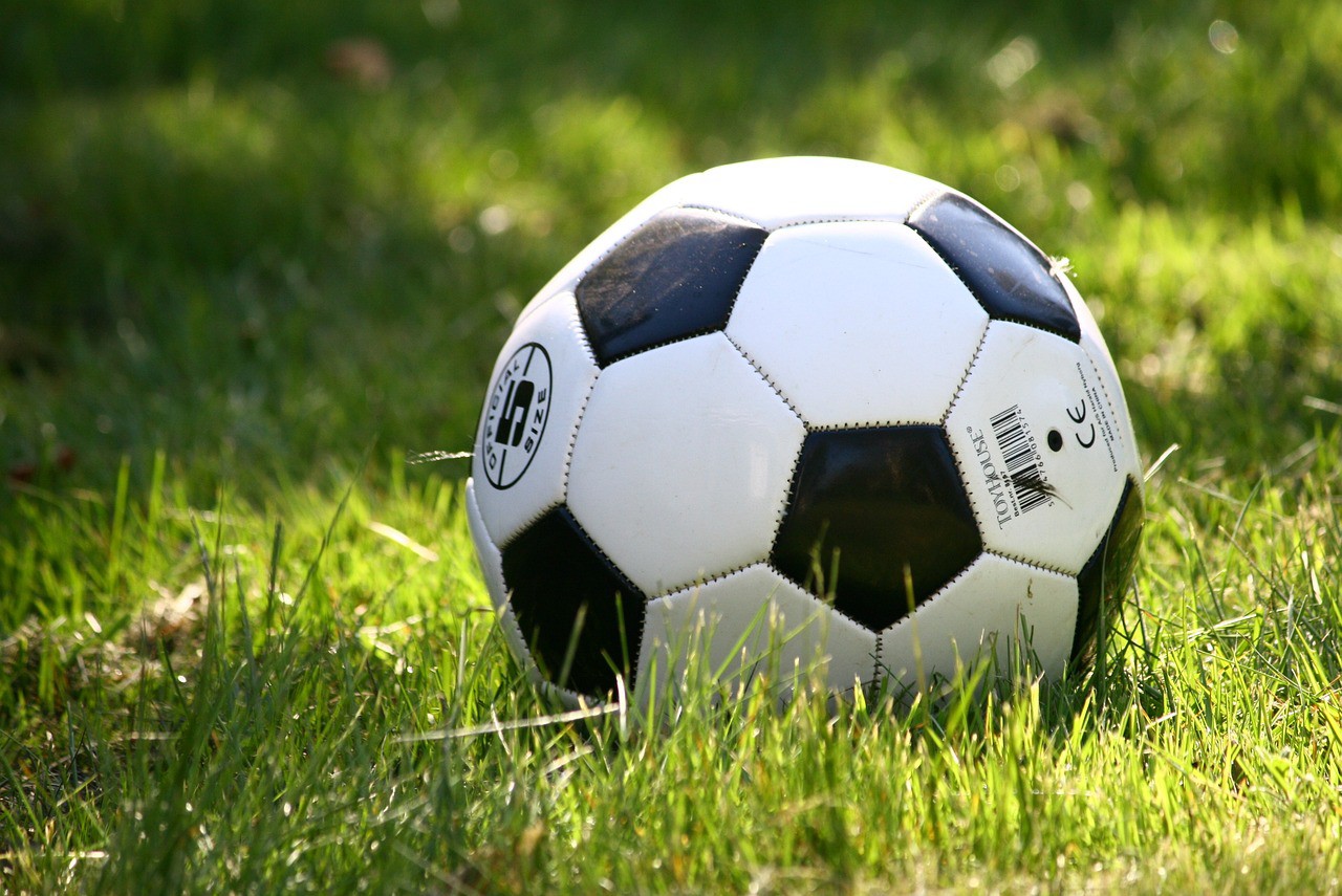 Menino jogava futebol quando foi vítima do comentário racista em MG 
