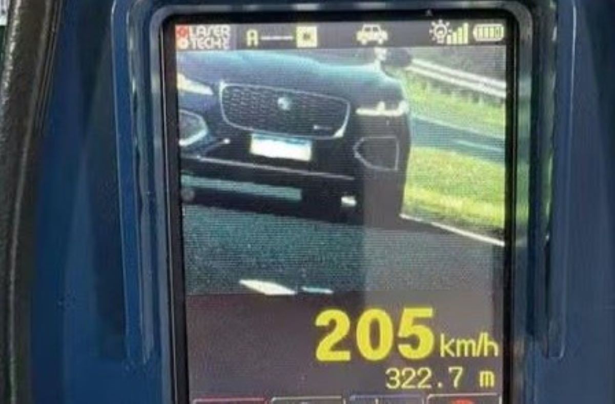PRF flagra motorista dirigindo carro a 205 km/h 