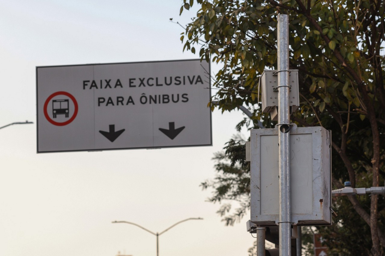 Radar que fiscaliza invasão de faixa exclusiva de ônibus