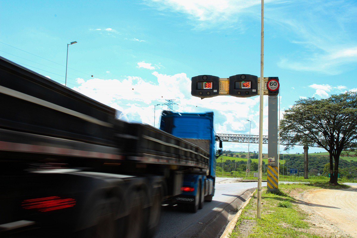 Segundo o DER-MG, entre 2011 e o ano passado, os acidentes caíram 77% nas rodovias onde foram instalados radares