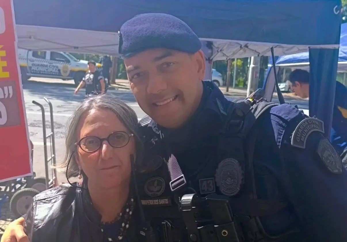 Guarda Francisco posou ao lado da professora Laura, após reencontra-la quase 40 anos depois de ter tido aula com ela.