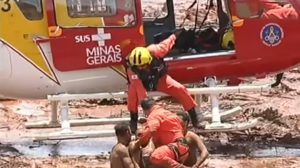 Sargento Welerson, de capacete amarelo, participou de resgate que marcou o rompimento em Brumadinho
