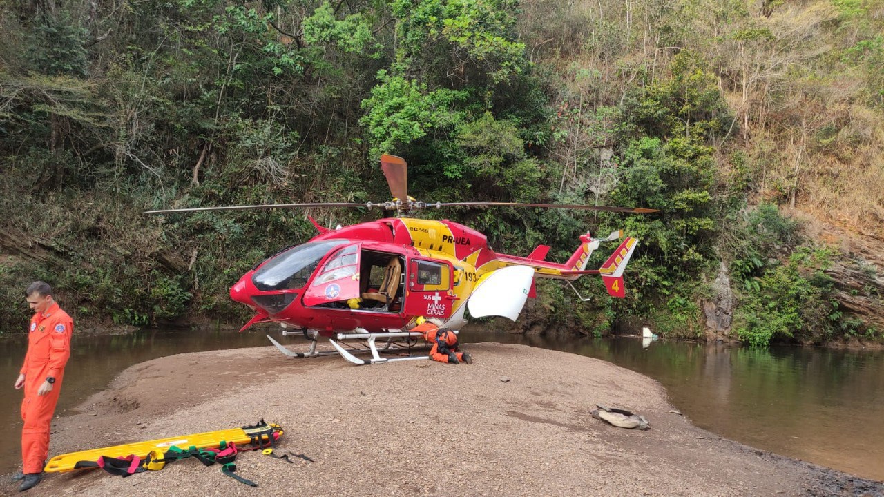 Helicóptero do Corpo de Bombeiros durante resgate de pessoa perdida